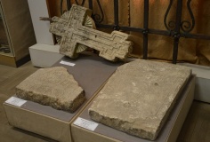 Надгробные плиты и крест XVI-XVII вв.